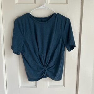 Lululemon Cresent T Shirt in Size 6